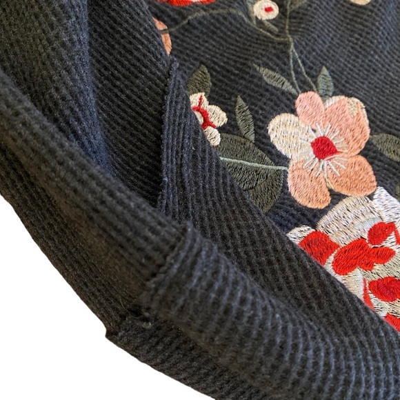 Woman Within plus size 1X (22/24) thermal oversized floral embroidered top - Picture 5 of 9